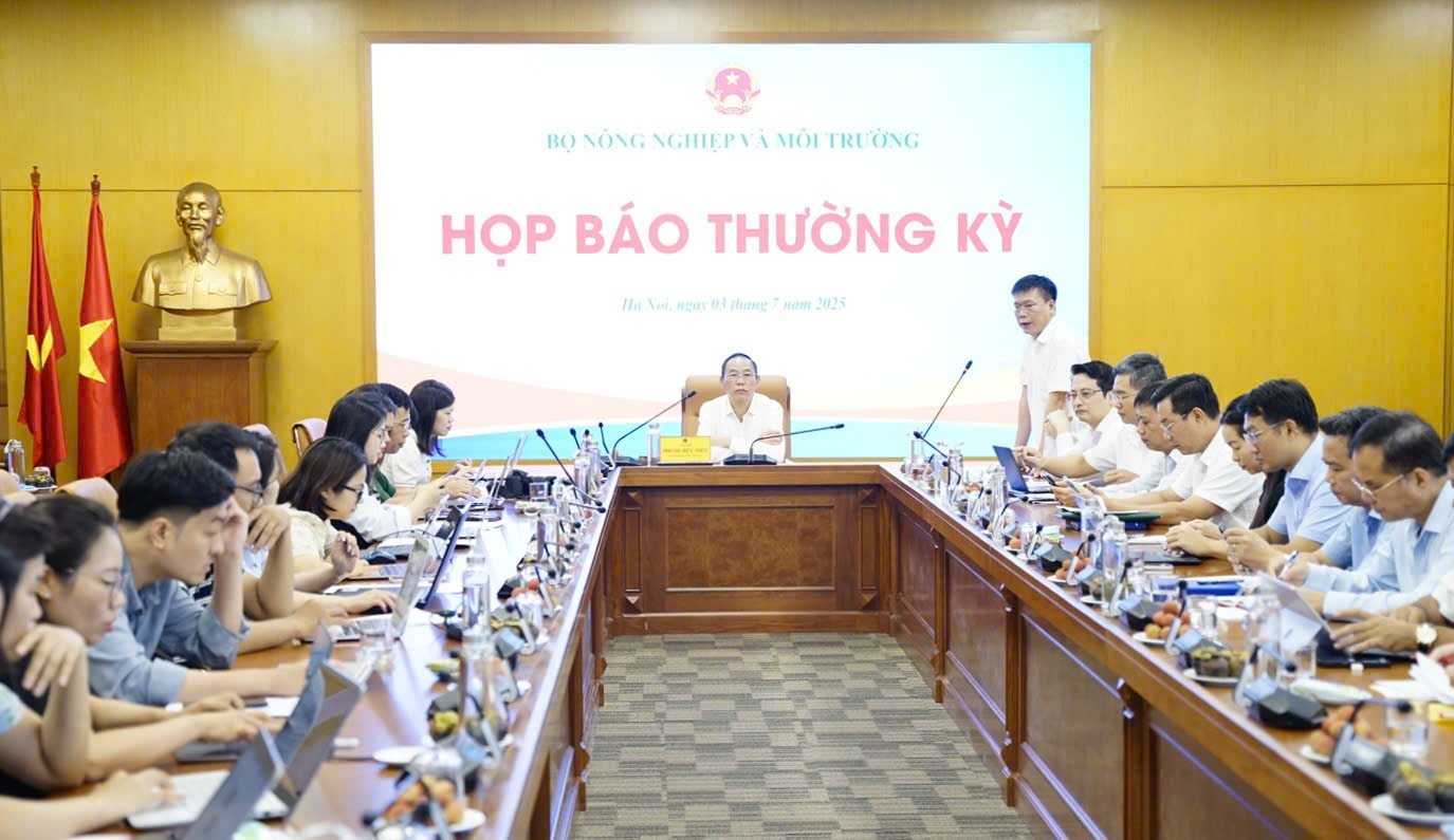 Thứ trưởng Phùng Đức Tiến chủ trì họp báo thường kỳ của Bộ Nông nghiệp và Môi trường sáng 3/7. Ảnh: Linh Linh.