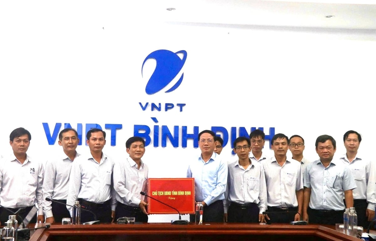 Ông Phạm Anh Tuấn, Chủ tịch UBND tỉnh Bình Định kiểm tra công tác vận hành các hệ thống thông tin tại VNPT Bình Định. Ảnh: SVH. Ông Phạm Anh Tuấn, Chủ tịch UBND tỉnh Bình Định kiểm tra công tác vận hành các hệ thống thông tin tại VNPT Bình Định. Ảnh: SVH.