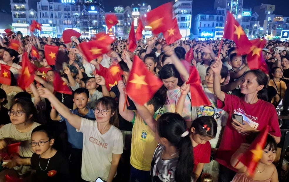 Hàng nghìn người dân tỉnh Bắc Ninh đến xem chương trình nghệ thuật đặc sắc. Ảnh: Nguyễn Thắng. Hàng nghìn người dân tỉnh Bắc Ninh đến xem chương trình nghệ thuật đặc sắc. Ảnh: Nguyễn Thắng.