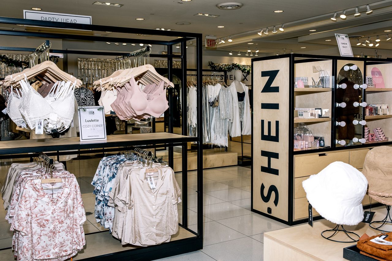 Được thành lập tại Trung Quốc và hiện đặt trụ sở tại Singapore, Shein nổi bật nhờ mô hình sản xuất theo nhu cầu và tốc độ ra mắt sản phẩm cực nhanh. Ảnh minh họa. Được thành lập tại Trung Quốc và hiện đặt trụ sở tại Singapore, Shein nổi bật nhờ mô hình sản xuất theo nhu cầu và tốc độ ra mắt sản phẩm cực nhanh. Ảnh minh họa.