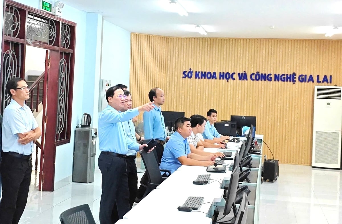 Ông Phạm Anh Tuấn, Chủ tịch UBND tỉnh Bình Định kiểm tra công tác vận hành các hệ thống thông tin tại Sở Khoa học và Công Nghệ. Ảnh: SVH. Ông Phạm Anh Tuấn, Chủ tịch UBND tỉnh Bình Định kiểm tra công tác vận hành các hệ thống thông tin tại Sở Khoa học và Công Nghệ. Ảnh: SVH.