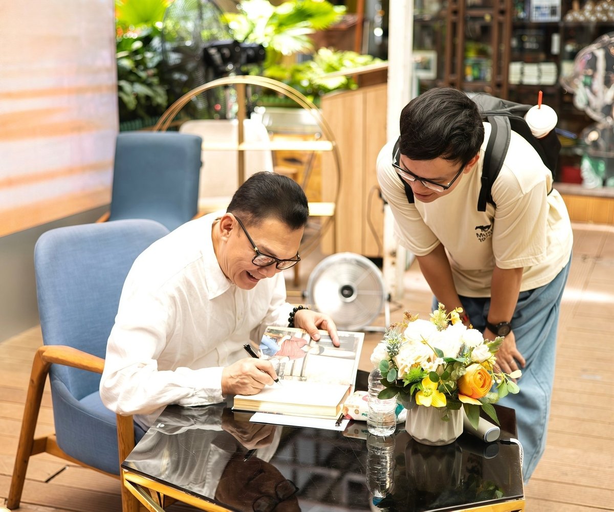 Nghệ sĩ Hữu Châu ký tặng sách cho người hâm mộ. Nghệ sĩ Hữu Châu ký tặng sách cho người hâm mộ.