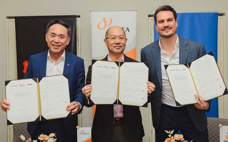 Ông Tan Yong Nang, Tổng Giám đốc điều hành Tập đoàn Japfa (giữa), ông Adrian Chai, Trưởng Nhóm Ngành Công nghiệp Toàn cầu, Khối Ngân hàng Định chế, Tập đoàn DBS (bên trái) và ông Gregory Vandeler, Tổng giám đốc Rabobank tại khu vực Đông Nam Á tại Lễ ký kết khoản vay liên kết bền vững trị giá 150 triệu USD, nhằm hỗ trợ các mục tiêu về môi trường và xã hội. Ảnh: Japfa. Ông Tan Yong Nang, Tổng Giám đốc điều hành Tập đoàn Japfa (giữa), ông Adrian Chai, Trưởng Nhóm Ngành Công nghiệp Toàn cầu, Khối Ngân hàng Định chế, Tập đoàn DBS (bên trái) và ông Gregory Vandeler, Tổng giám đốc Rabobank tại khu vực Đông Nam Á tại Lễ ký kết khoản vay liên kết bền vững trị giá 150 triệu USD, nhằm hỗ trợ các mục tiêu về môi trường và xã hội. Ảnh: Japfa.