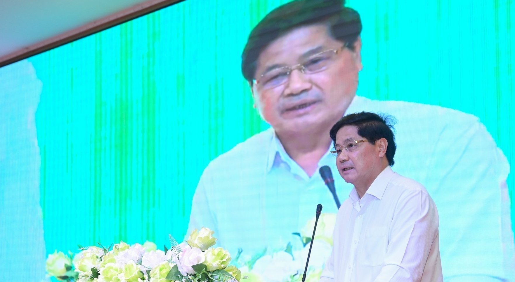 Theo ông Lê Quốc Doanh, một trong những khó khăn mà Tây Bắc đang phải đối diện là các tổ hợp sản xuất nông nghiệp mới đòi hỏi quy trình canh tác và quản lý khác với cây trồng truyền thống. Ảnh: Tùng Đinh. Theo ông Lê Quốc Doanh, một trong những khó khăn mà Tây Bắc đang phải đối diện là các tổ hợp sản xuất nông nghiệp mới đòi hỏi quy trình canh tác và quản lý khác với cây trồng truyền thống. Ảnh: Tùng Đinh.