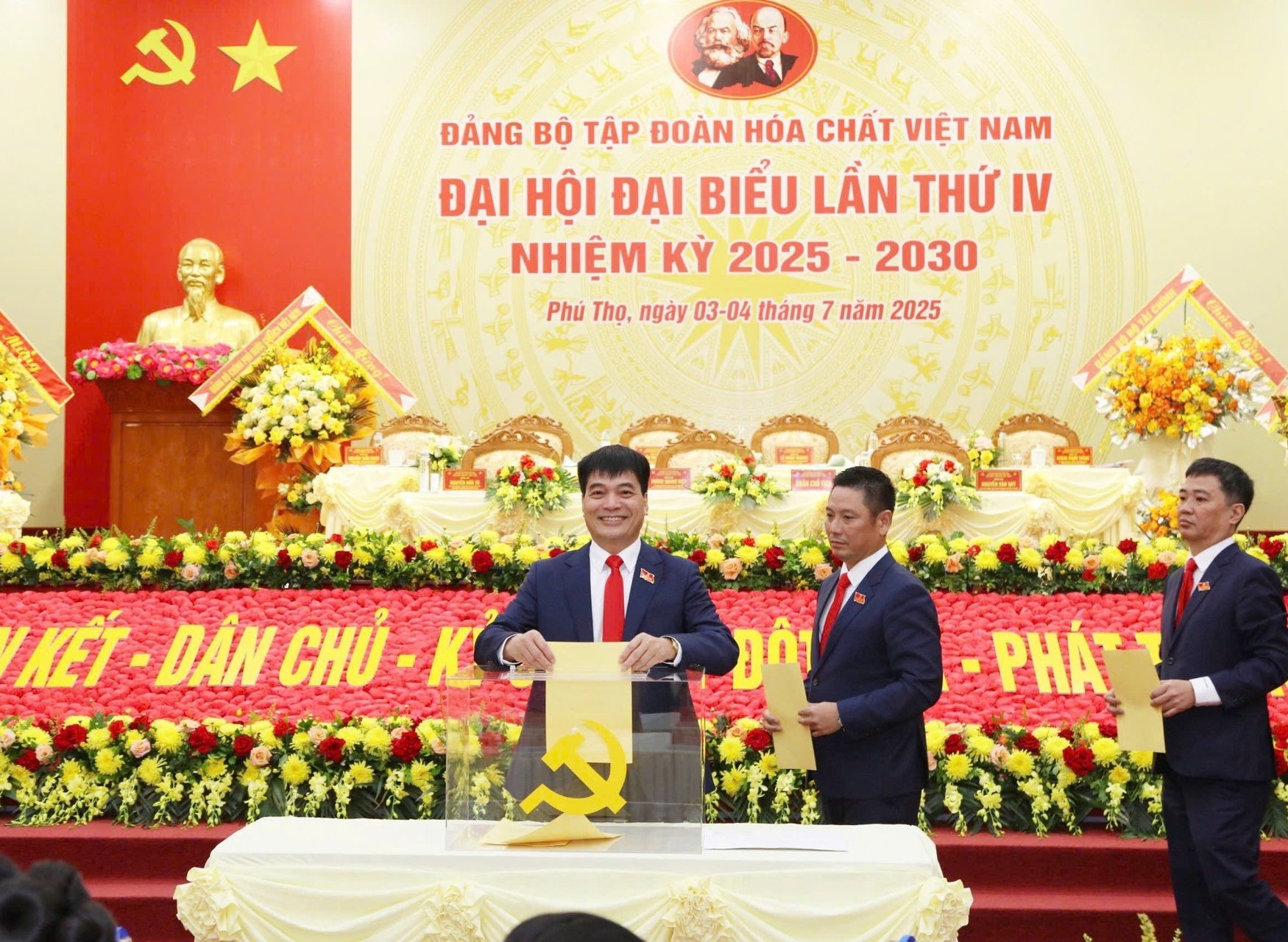 Các đại biểu đã nhất trí thông qua Nghị quyết Đại hội với tỷ lệ đồng thuận 100% bầu ra Ban Chấp hành Đảng bộ Tập đoàn Hóa chất Việt Nam khóa IV. Ảnh: Minh Hà. Các đại biểu đã nhất trí thông qua Nghị quyết Đại hội với tỷ lệ đồng thuận 100% bầu ra Ban Chấp hành Đảng bộ Tập đoàn Hóa chất Việt Nam khóa IV. Ảnh: Minh Hà.