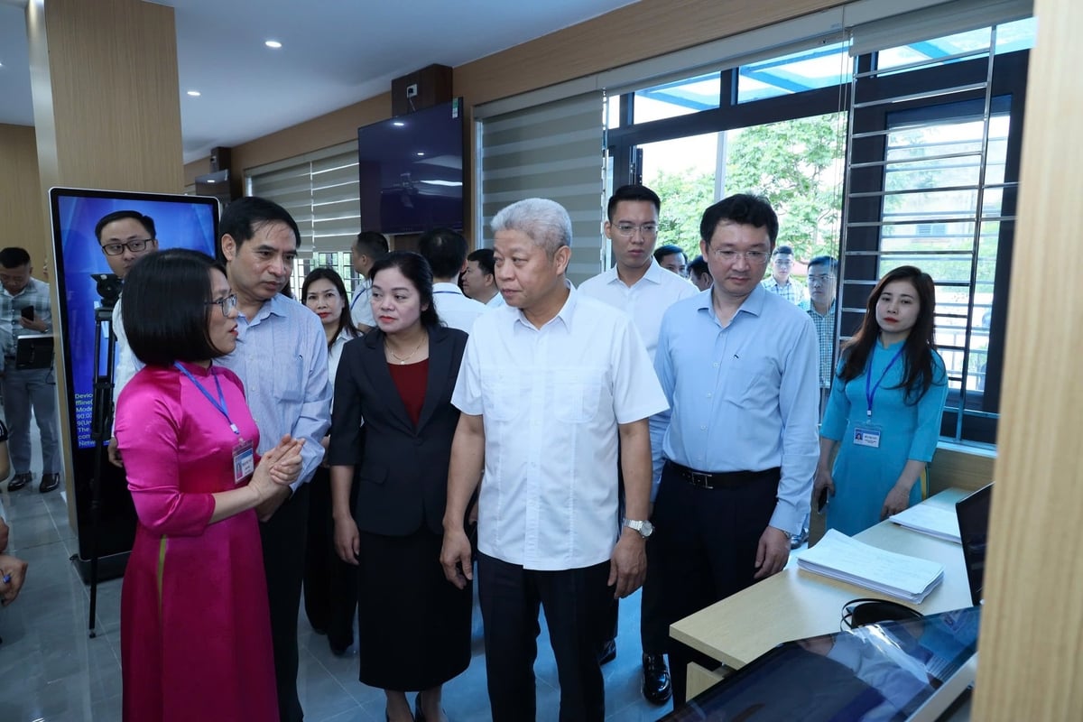 Thứ trưởng Bộ Nội vụ Nguyễn Mạnh Khương tham quan khu vực tư vấn việc làm tại Hội việc làm tỉnh Thái Nguyên năm 2025. Ảnh: MOHA. Thứ trưởng Bộ Nội vụ Nguyễn Mạnh Khương tham quan khu vực tư vấn việc làm tại Hội việc làm tỉnh Thái Nguyên năm 2025. Ảnh: MOHA.