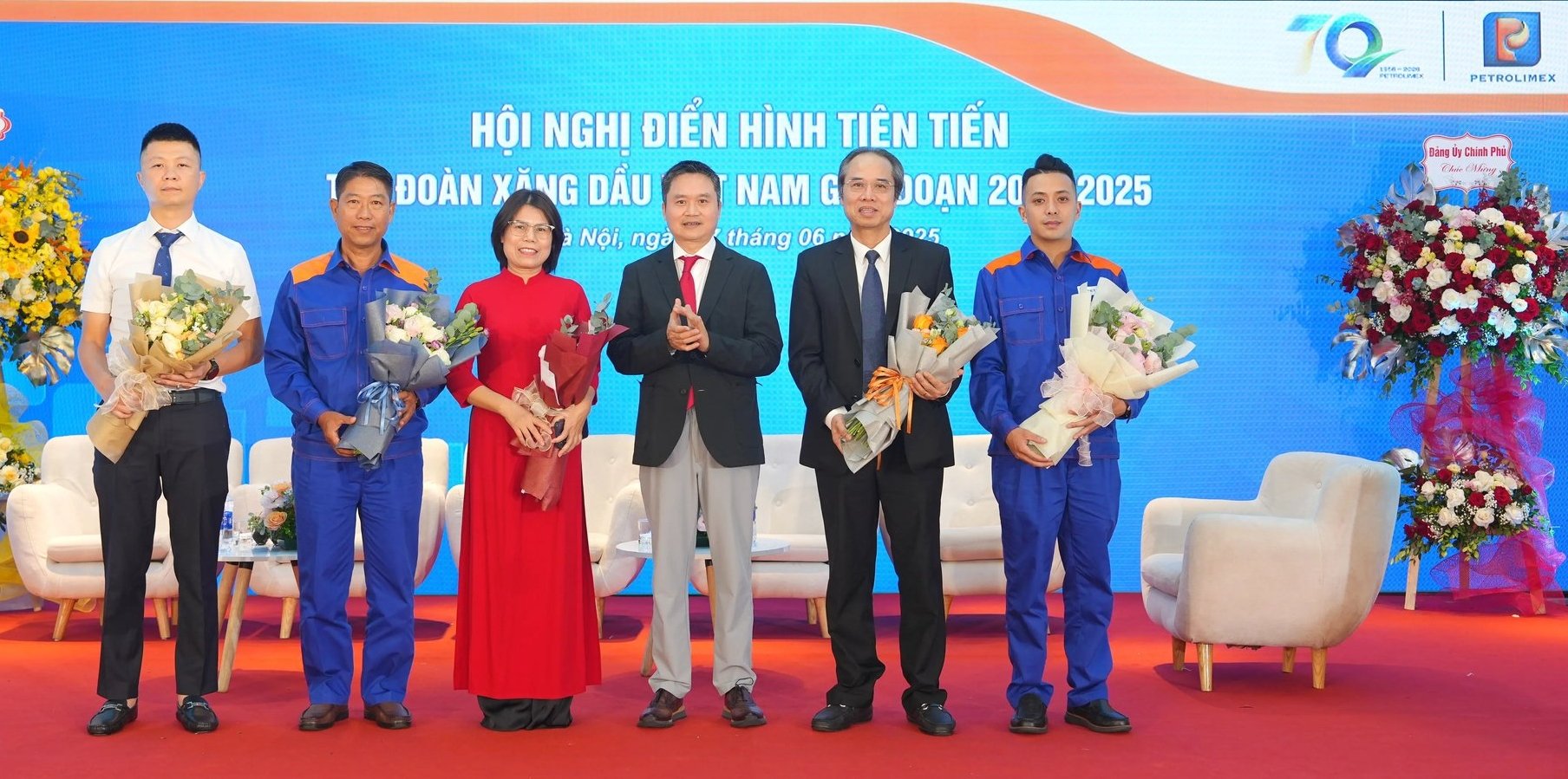 Ủy viên Ban Chấp hành Đảng bộ Chính phủ, Bí thư Đảng ủy, Chủ tịch HĐQT Petrolimex Phạm Văn Thanh trao tặng hoa các điển hình tiên tiến tiêu biểu. Ảnh: PV. Ủy viên Ban Chấp hành Đảng bộ Chính phủ, Bí thư Đảng ủy, Chủ tịch HĐQT Petrolimex Phạm Văn Thanh trao tặng hoa các điển hình tiên tiến tiêu biểu. Ảnh: PV.