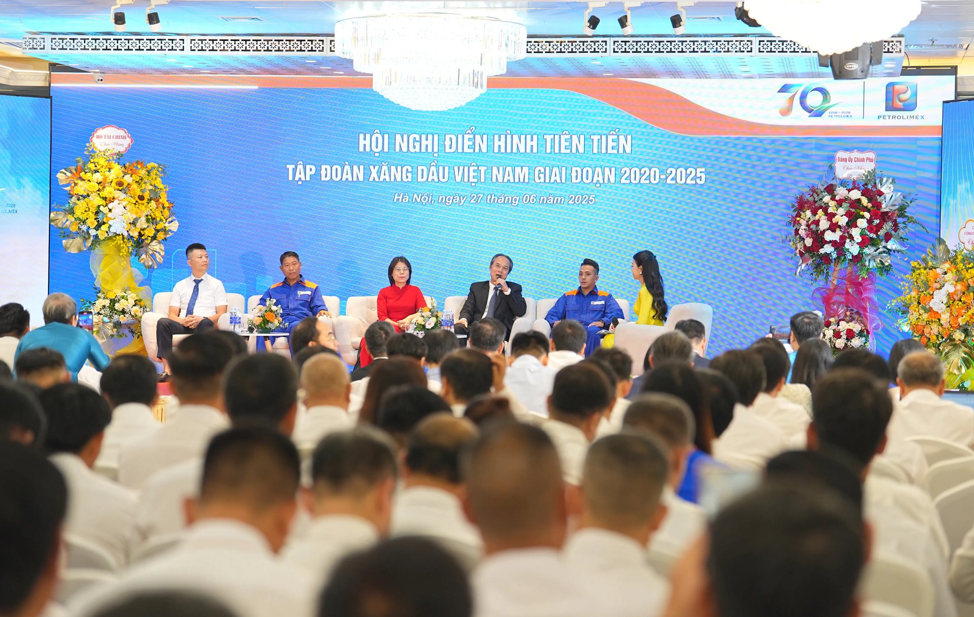 Tại Hội nghị đã diễn ra phần giao lưu, tọa đàm với 3 chủ đề sâu sắc: 'Hành trình và bản lĩnh nghề nghiệp', 'Đổi mới, sáng tạo và tinh thần trách nhiệm' và 'Thế hệ kế thừa và khát vọng cống hiến'. Ảnh: PV. Tại Hội nghị đã diễn ra phần giao lưu, tọa đàm với 3 chủ đề sâu sắc: 'Hành trình và bản lĩnh nghề nghiệp', 'Đổi mới, sáng tạo và tinh thần trách nhiệm' và 'Thế hệ kế thừa và khát vọng cống hiến'. Ảnh: PV.