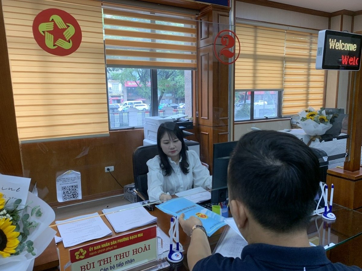 Theo nhiều người dân đến làm thủ tục hành chính, cán bộ hành chính công phường Bạch Mai niềm nở, tiếp nhận hồ sơ nhanh. Ảnh: Mai Đan. Theo nhiều người dân đến làm thủ tục hành chính, cán bộ hành chính công phường Bạch Mai niềm nở, tiếp nhận hồ sơ nhanh. Ảnh: Mai Đan.
