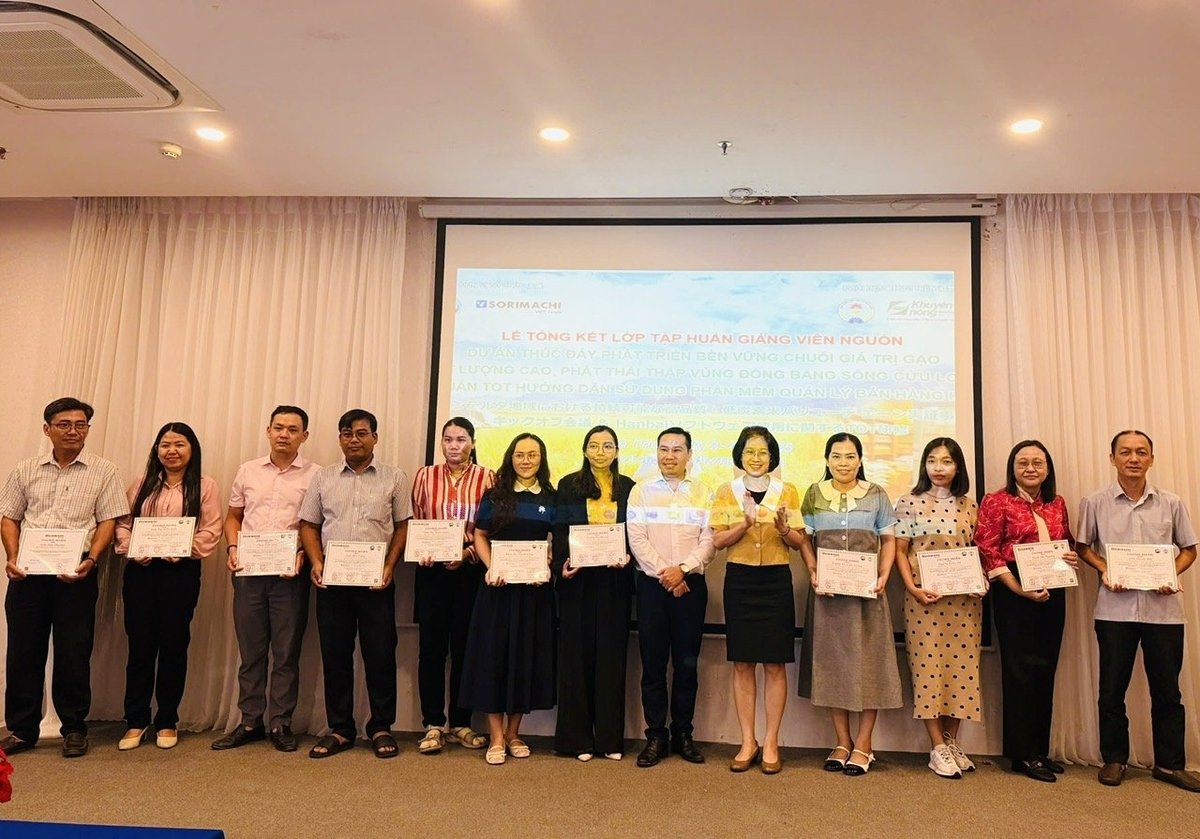 Bà Nguyễn Thị Hoài Linh, Phó Chủ tịch Liên minh HTX Việt Nam cùng Công ty Sorimachi trao giấy chứng nhận cho các học viên. Ảnh: Lê Hoàng Vũ. Bà Nguyễn Thị Hoài Linh, Phó Chủ tịch Liên minh HTX Việt Nam cùng Công ty Sorimachi trao giấy chứng nhận cho các học viên. Ảnh: Lê Hoàng Vũ.