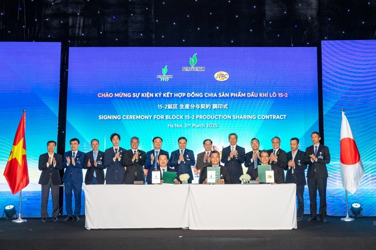 Lễ ký Hợp đồng chia sản phẩm dầu khí Lô 15-2. Ảnh: Petrovietnam. Lễ ký Hợp đồng chia sản phẩm dầu khí Lô 15-2. Ảnh: Petrovietnam.