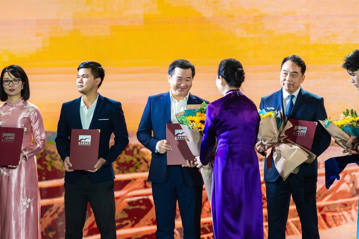 Ông Đỗ Thanh Tuấn, đại diện Vinamilk (thứ 3 từ trái sang) đại diện Vinamilk nhận hoa và thư cảm ơn từ Ban tổ chức DANAFF III. Ảnh: Thành Huy. Ông Đỗ Thanh Tuấn, đại diện Vinamilk (thứ 3 từ trái sang) đại diện Vinamilk nhận hoa và thư cảm ơn từ Ban tổ chức DANAFF III. Ảnh: Thành Huy.