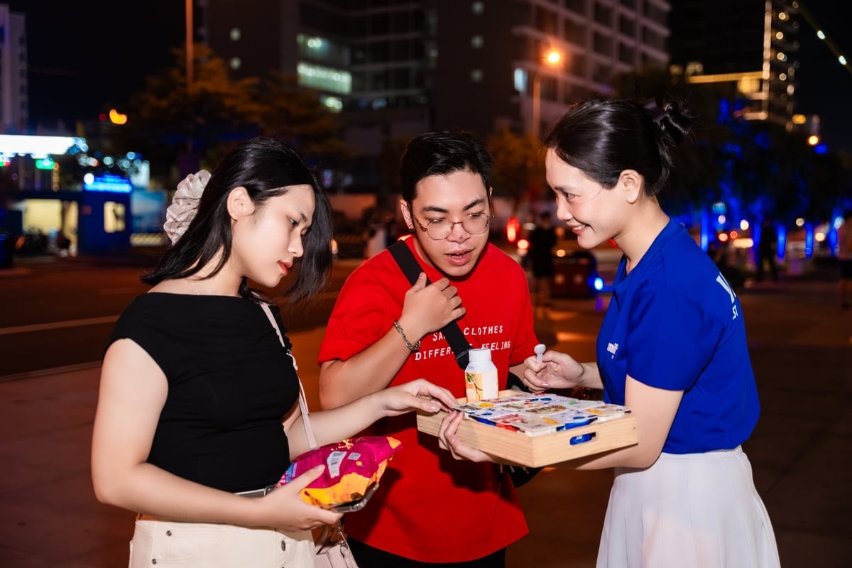 Nữ diễn viên Diễm Quỳnh cùng bạn học tại workshop 'Ươm mầm tài năng'. Ảnh: Thành Huy. Nữ diễn viên Diễm Quỳnh cùng bạn học tại workshop 'Ươm mầm tài năng'. Ảnh: Thành Huy.