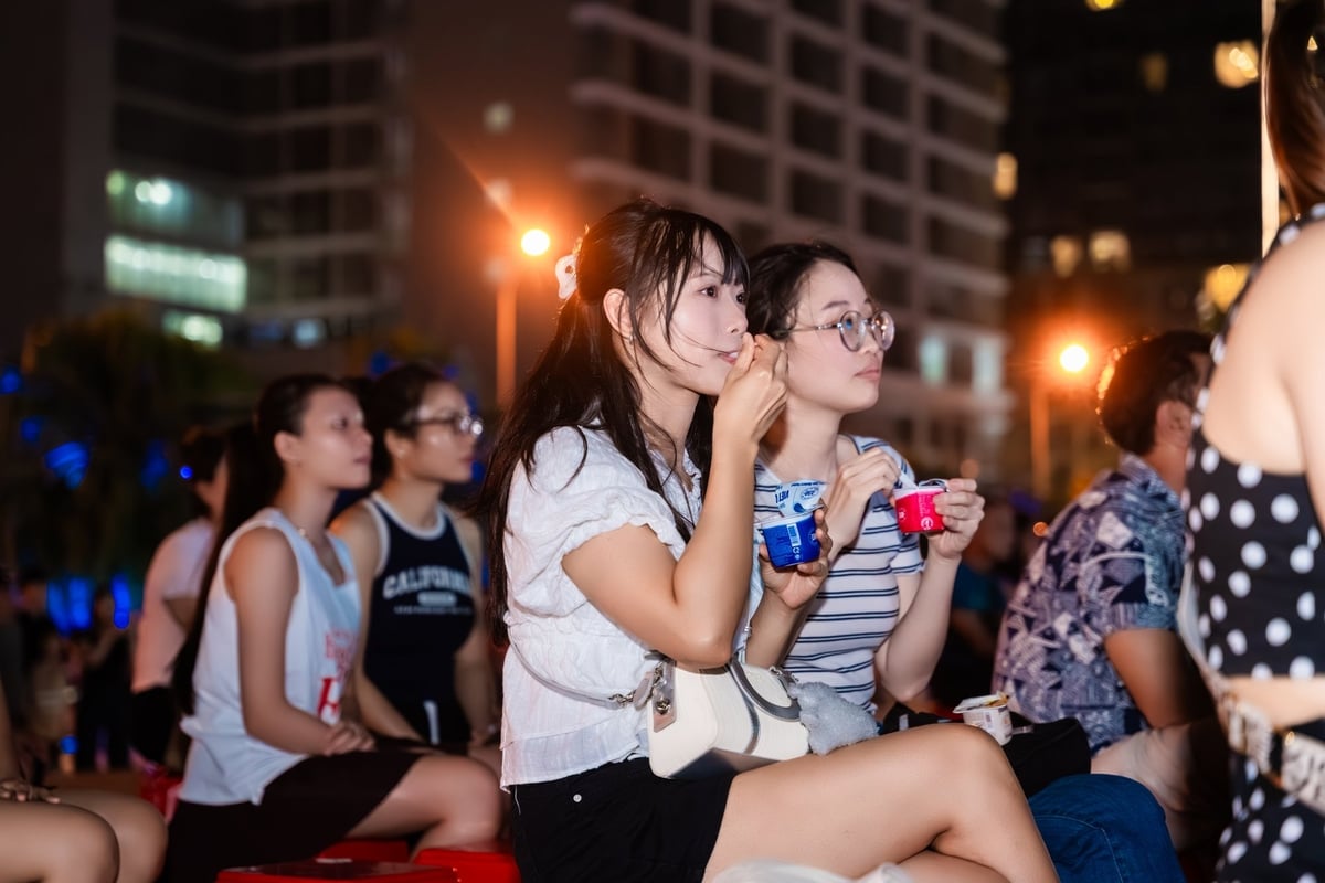 Các sản phẩm sữa chua Vinamilk đồng hành cùng người dân tại các điểm chiếu phim ngoài trời diễn ra xuyên suốt DANAFF III. Ảnh: Thành Huy. Các sản phẩm sữa chua Vinamilk đồng hành cùng người dân tại các điểm chiếu phim ngoài trời diễn ra xuyên suốt DANAFF III. Ảnh: Thành Huy.