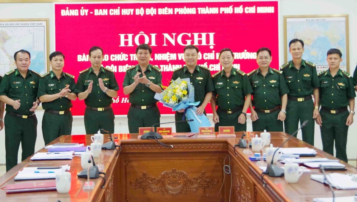 Thượng tá Đặng Hải Dương (giữa, cầm hoa) nhận hoa chúc mừng của Ban Chỉ huy Bộ đội Biên phòng TP.HCM Thượng tá Đặng Hải Dương (giữa, cầm hoa) nhận hoa chúc mừng của Ban Chỉ huy Bộ đội Biên phòng TP.HCM
