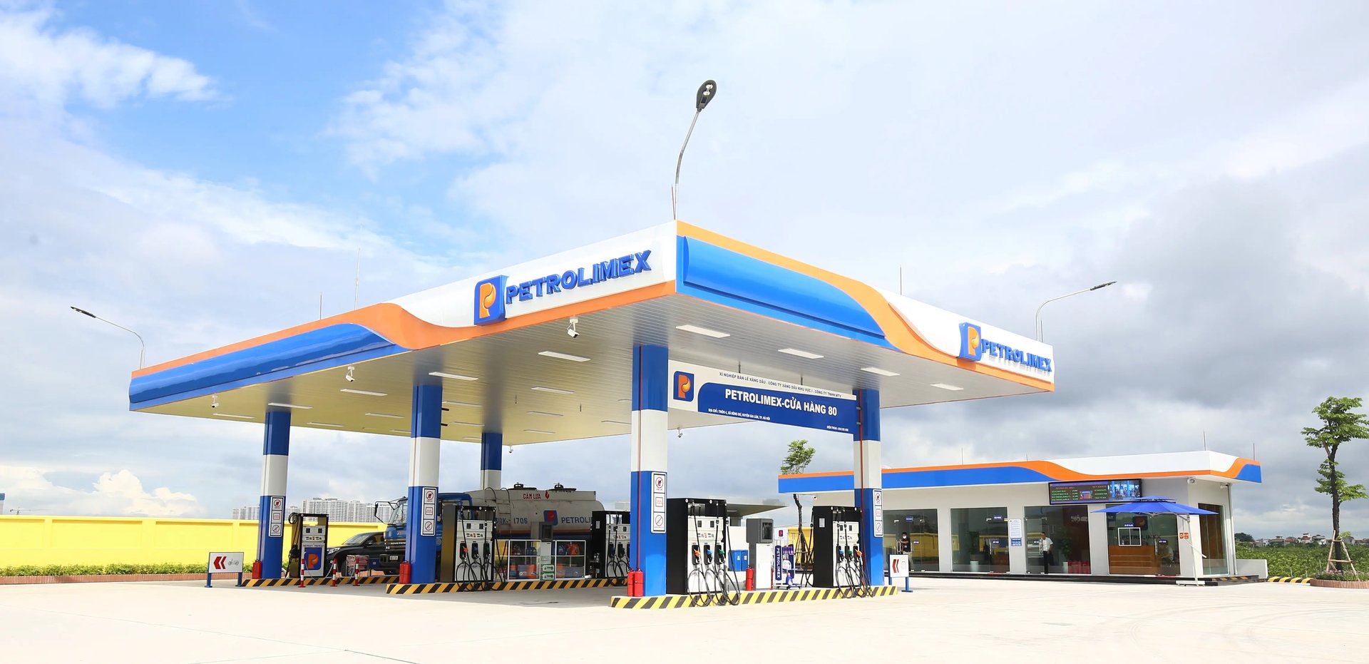 Toàn bộ hệ thống gần 2.800 cửa hàng xăng dầu của Petrolimex trên toàn quốc sẽ đồng loạt áp dụng quy trình phát hành hóa đơn điện tử bán xăng dầu theo Nghị định số 70. Ảnh: PV. Toàn bộ hệ thống gần 2.800 cửa hàng xăng dầu của Petrolimex trên toàn quốc sẽ đồng loạt áp dụng quy trình phát hành hóa đơn điện tử bán xăng dầu theo Nghị định số 70. Ảnh: PV.