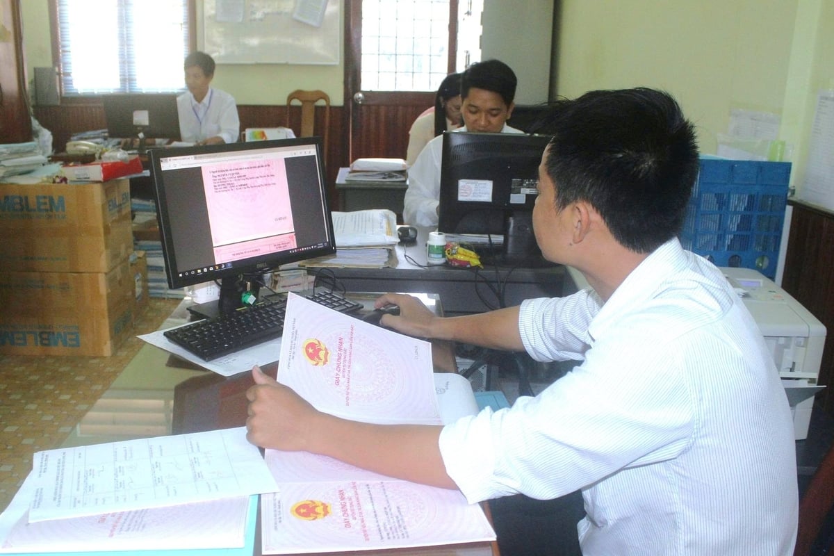 Hoạt động tại Văn phòng đăng ký đất đai tỉnh Sóc Trăng (cũ). Ảnh: Kim Anh. Hoạt động tại Văn phòng đăng ký đất đai tỉnh Sóc Trăng (cũ). Ảnh: Kim Anh.