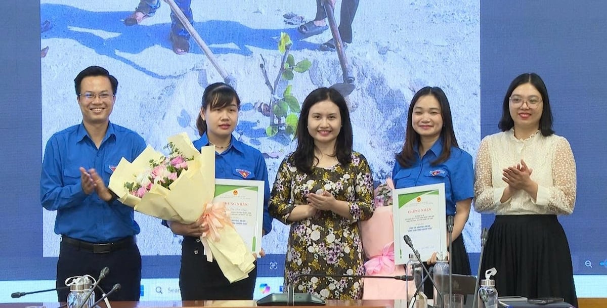 Giải Nhất Cuộc thi thuộc về tác phẩm 'Màu xanh trên đảo Nam Yết' và tác phẩm 'Người làm khoa học & sứ mệnh xanh'. Ảnh: Đức Việt. Giải Nhất Cuộc thi thuộc về tác phẩm 'Màu xanh trên đảo Nam Yết' và tác phẩm 'Người làm khoa học & sứ mệnh xanh'. Ảnh: Đức Việt.