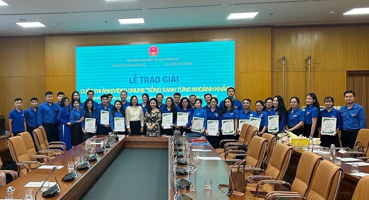 Ban tổ chức cùng các đại biểu và các tác giả đạt giải trong Cuộc thi 'Sống xanh từng khoảnh khắc' chụp ảnh lưu niệm. Ảnh: Đức Việt. Ban tổ chức cùng các đại biểu và các tác giả đạt giải trong Cuộc thi 'Sống xanh từng khoảnh khắc' chụp ảnh lưu niệm. Ảnh: Đức Việt.