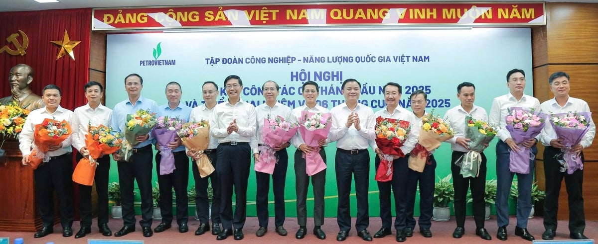 Lãnh đạo PV GAS được vinh danh tại Hội nghị sơ kết công tác 6 tháng đầu năm 2025. Ảnh: PV GAS. Lãnh đạo PV GAS được vinh danh tại Hội nghị sơ kết công tác 6 tháng đầu năm 2025. Ảnh: PV GAS.