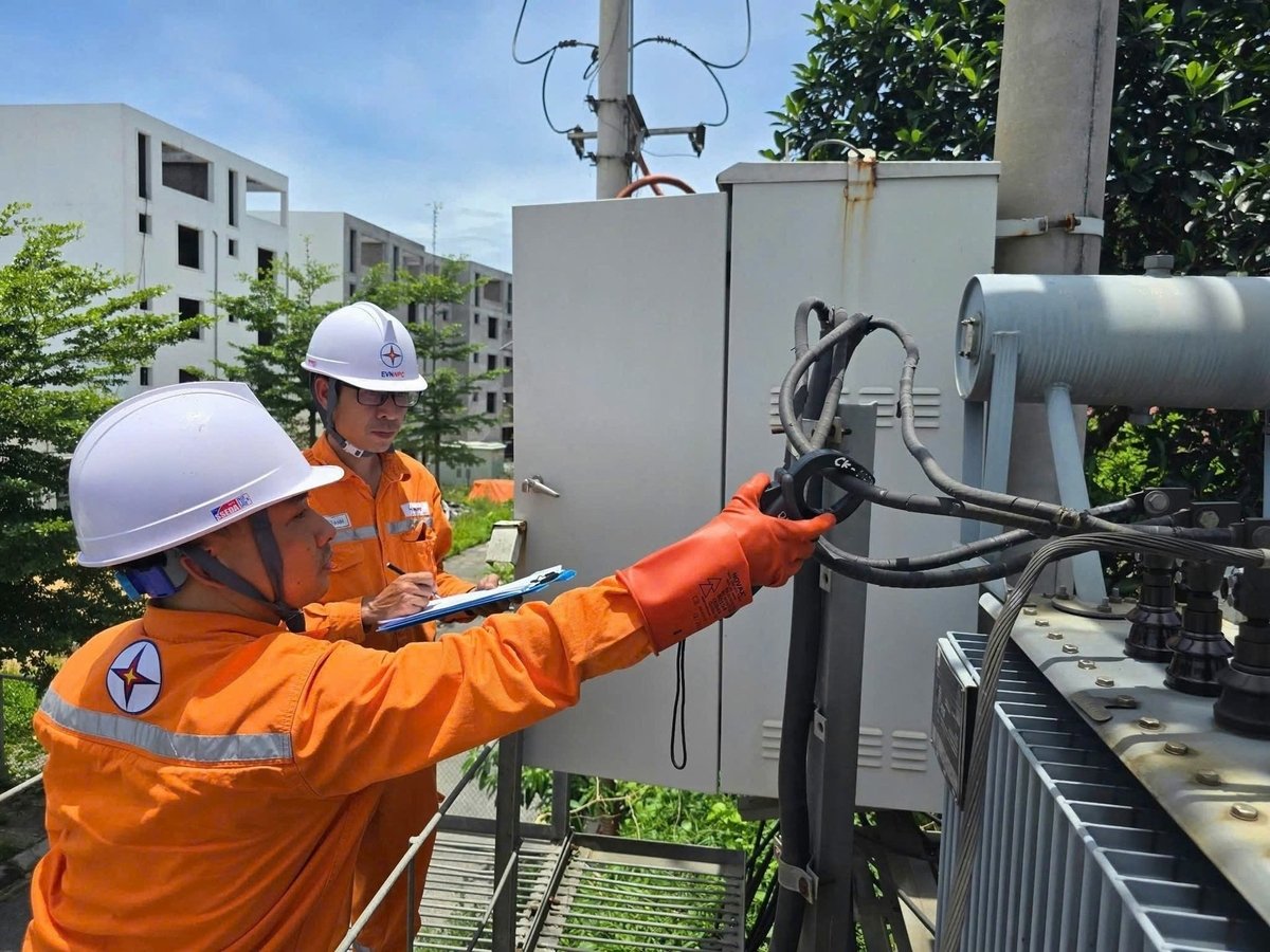 Công nhân EVNNPC kiểm tra thiết bị giữa trưa nắng, đảm bảo vận hành an toàn lưới điện. Ảnh: EVNNPC. Công nhân EVNNPC kiểm tra thiết bị giữa trưa nắng, đảm bảo vận hành an toàn lưới điện. Ảnh: EVNNPC.