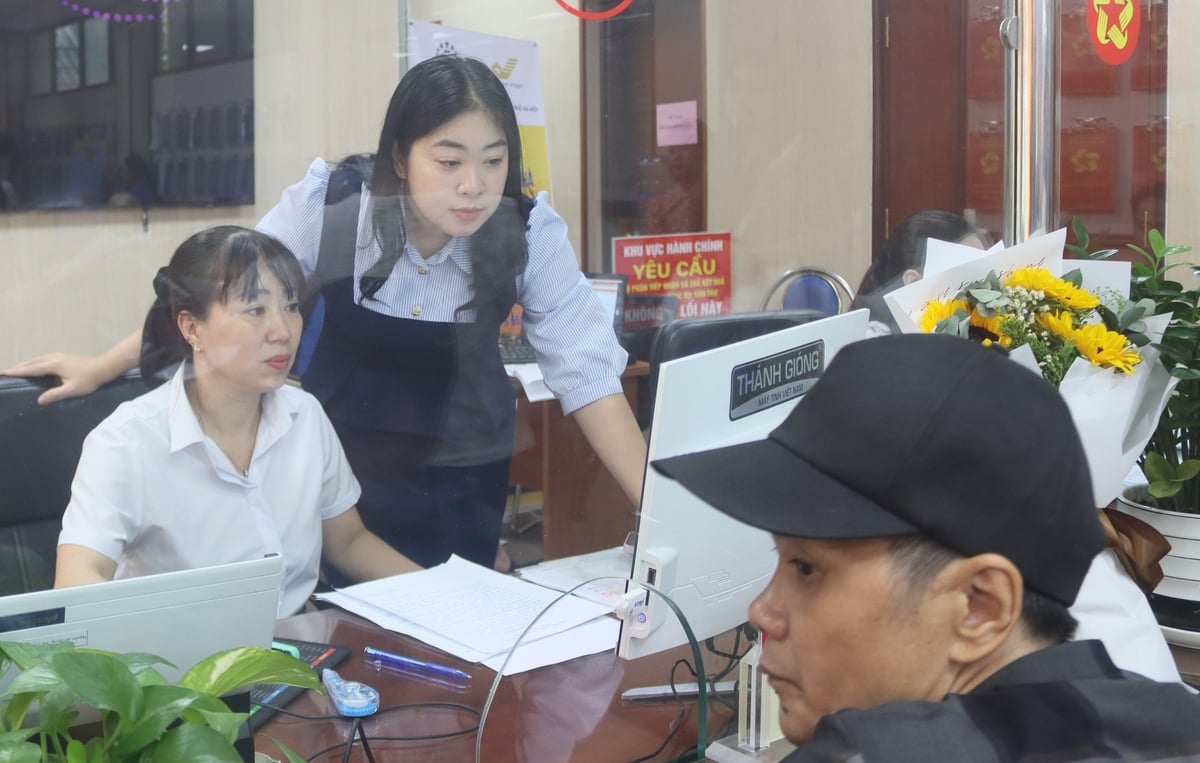 Bà Lê Quý Nữ, Chánh Văn phòng HĐND - UBND phường Bạch Mai (mặc váy) trực tiếp phối hợp cùng cán bộ hỗ trợ người dân thực hiện thủ tục hành chính. Ảnh: Mai Đan. Bà Lê Quý Nữ, Chánh Văn phòng HĐND - UBND phường Bạch Mai (mặc váy) trực tiếp phối hợp cùng cán bộ hỗ trợ người dân thực hiện thủ tục hành chính. Ảnh: Mai Đan.