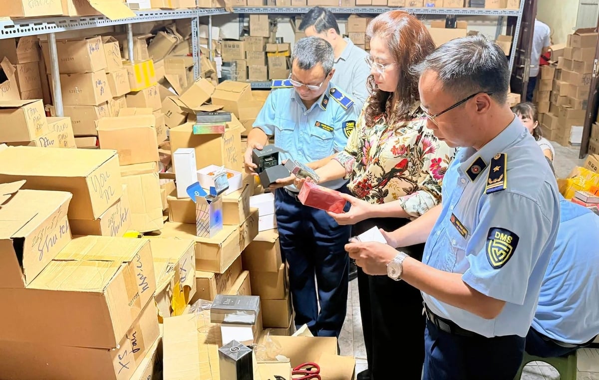 Lực lượng QLTT thành phố Hà Nội kiểm tra kho mỹ phẩm, nước hoa nhập lậu tại 64 Hàng Giấy. Ảnh: Cục Quản lý và Phát triển thị trường trong nước. Lực lượng QLTT thành phố Hà Nội kiểm tra kho mỹ phẩm, nước hoa nhập lậu tại 64 Hàng Giấy. Ảnh: Cục Quản lý và Phát triển thị trường trong nước.
