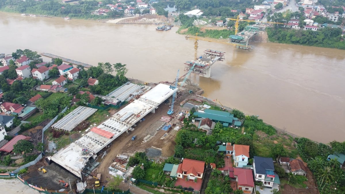 Thi công xây dựng cầu Phong Châu mới. Ảnh: PT. Thi công xây dựng cầu Phong Châu mới. Ảnh: PT.