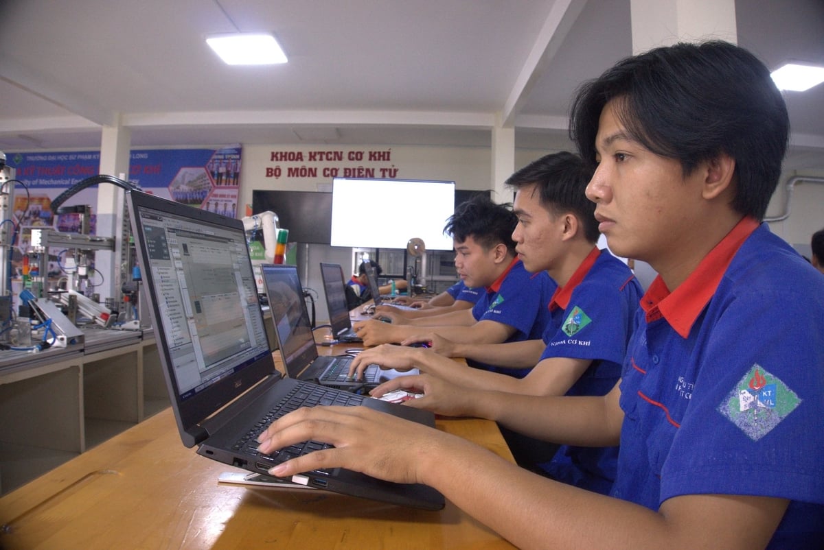 Sinh viên Trường Đại học Sư phạm Kỹ thuật Vĩnh Long tham gia tiết học về khoa học và công nghệ. Ảnh: Hồ Thảo. Sinh viên Trường Đại học Sư phạm Kỹ thuật Vĩnh Long tham gia tiết học về khoa học và công nghệ. Ảnh: Hồ Thảo.