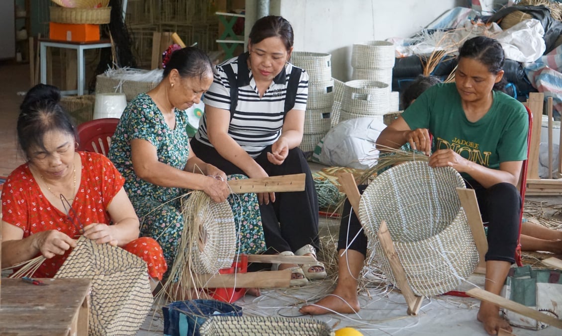 Hợp tác xã thủ công mỹ nghệ Tân Thọ tạo việc làm và thu nhập cho nhiều lao động địa phương. Ảnh: Quốc Toản. Hợp tác xã thủ công mỹ nghệ Tân Thọ tạo việc làm và thu nhập cho nhiều lao động địa phương. Ảnh: Quốc Toản.