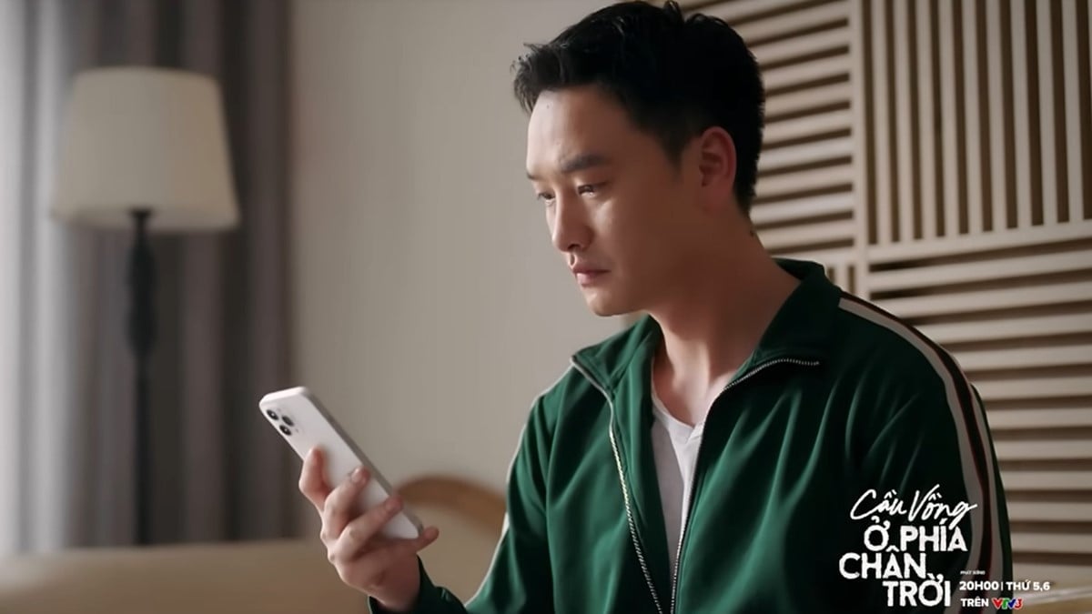 Tuấn vô tình đọc được tin Oanh cần người sửa giúp ống nước bị hỏng. Ảnh CMH Tuấn vô tình đọc được tin Oanh cần người sửa giúp ống nước bị hỏng. Ảnh CMH