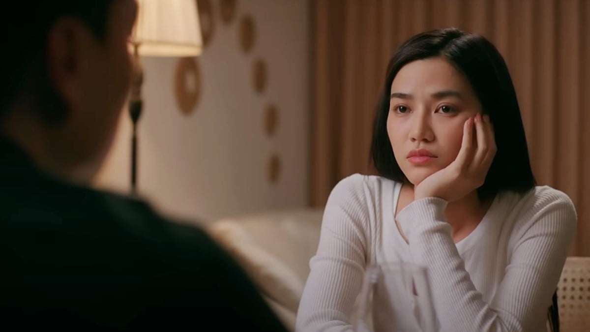 Oanh chăm chú nghe những lời Tuấn kể. Ảnh CMH Oanh chăm chú nghe những lời Tuấn kể. Ảnh CMH