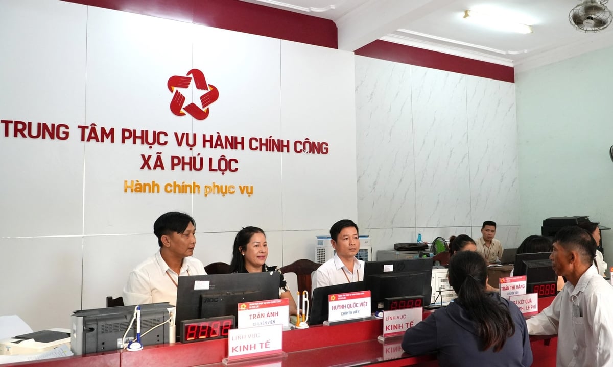 Người dân ở TP Huế làm thủ tục đất đai trong những ngày đầu tiên vận hành mô hình chính quyền địa phương hai cấp. Ảnh: V.D. Người dân ở TP Huế làm thủ tục đất đai trong những ngày đầu tiên vận hành mô hình chính quyền địa phương hai cấp. Ảnh: V.D.