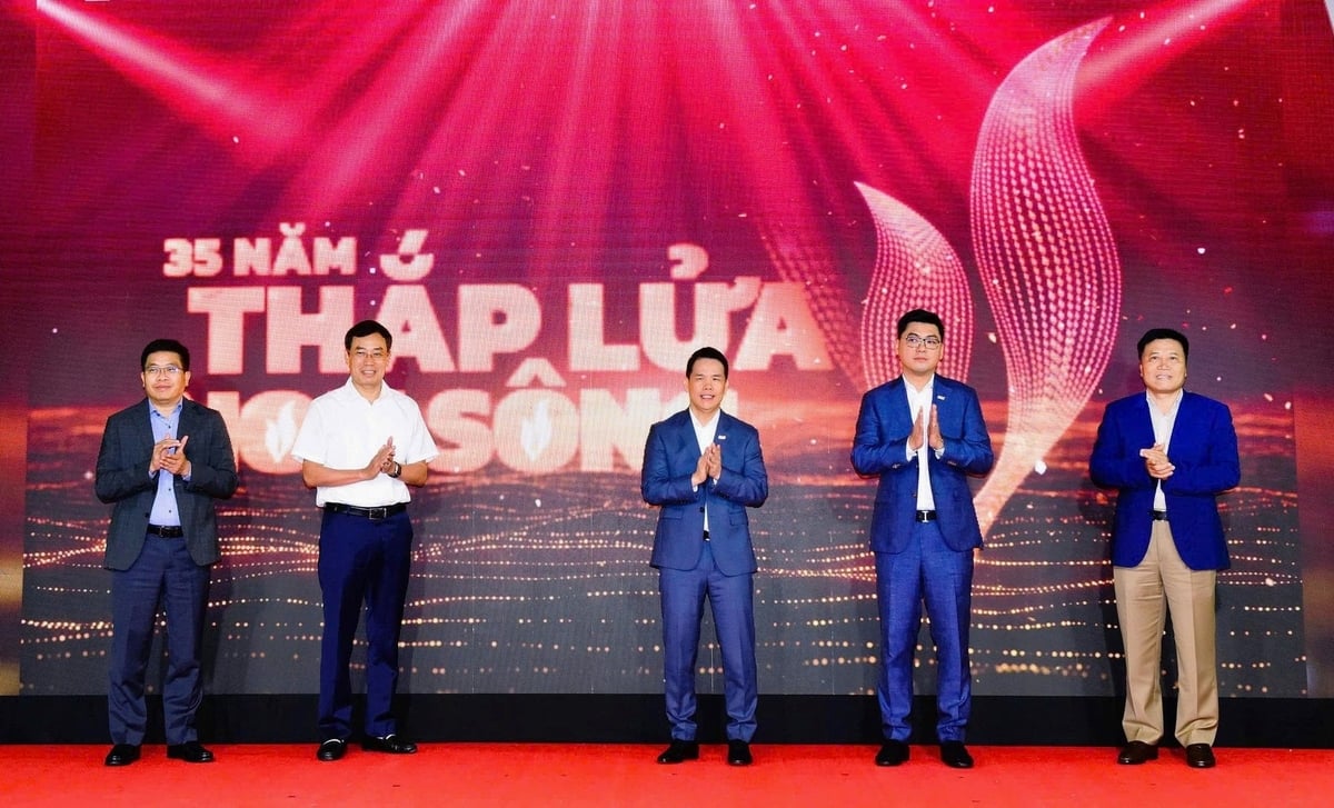 Tổng Giám đốc PV GAS Phạm Văn Phong cùng các lãnh đạo PV GAS làm nghi lễ thắp lửa phát động chiến dịch. Ảnh: PV GAS. Tổng Giám đốc PV GAS Phạm Văn Phong cùng các lãnh đạo PV GAS làm nghi lễ thắp lửa phát động chiến dịch. Ảnh: PV GAS.