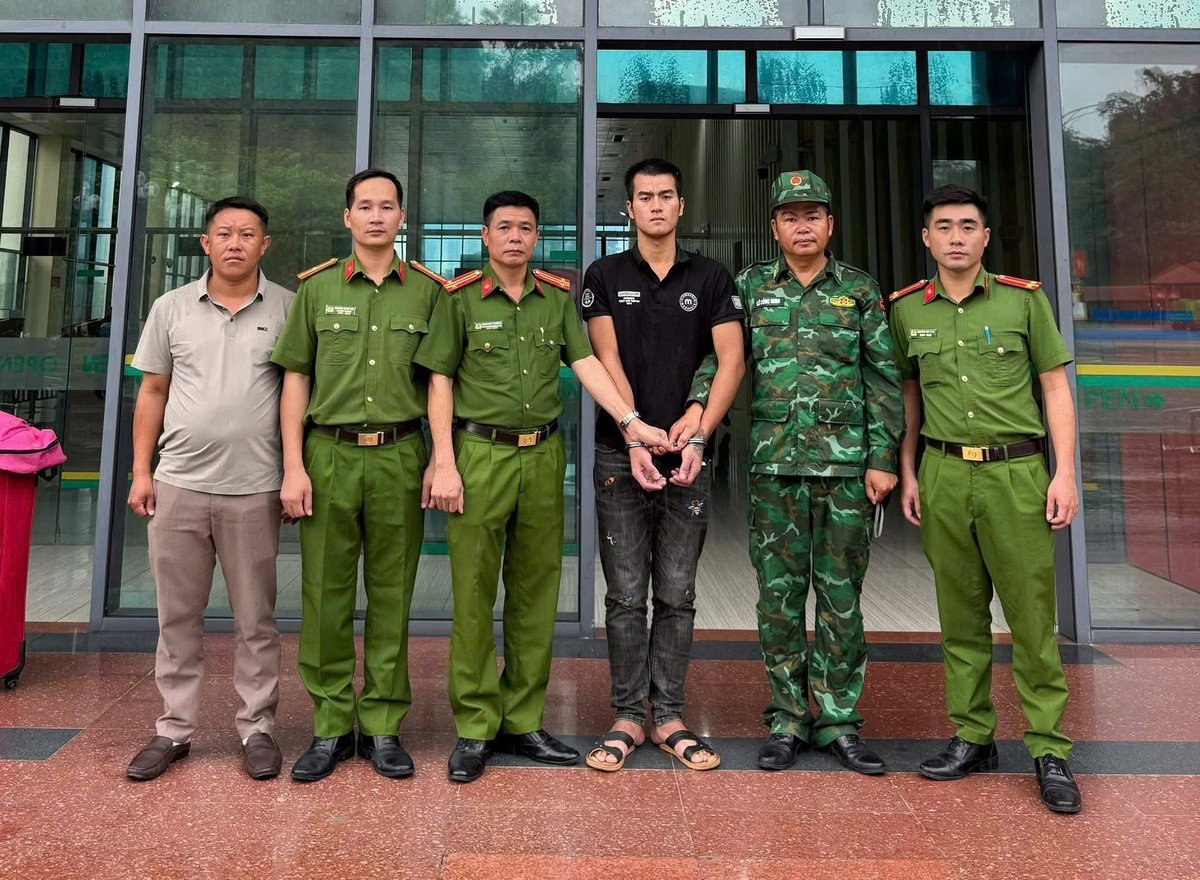 Đối tượng Cầm Văn Thường bị bắt tại cửa khẩu Hữu Nghị. Ảnh: Công an tỉnh Lai Châu. Đối tượng Cầm Văn Thường bị bắt tại cửa khẩu Hữu Nghị. Ảnh: Công an tỉnh Lai Châu.