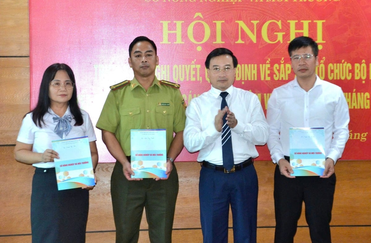 Lãnh đạo Sở Nông nghiệp và Môi trường Tuyên Quang trao quyết định cho các phòng và đơn vị trực thuộc. Ảnh: Đào Thanh. Lãnh đạo Sở Nông nghiệp và Môi trường Tuyên Quang trao quyết định cho các phòng và đơn vị trực thuộc. Ảnh: Đào Thanh.