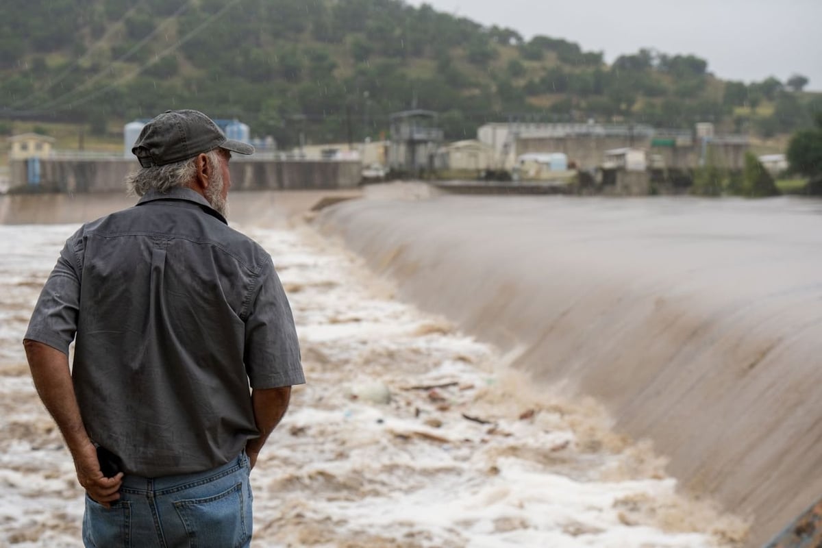 Một cư dân Kerrville, Texas đang theo dõi mực nước dâng cao của Sông Guadalupe. Ảnh: Getty Images. Một cư dân Kerrville, Texas đang theo dõi mực nước dâng cao của Sông Guadalupe. Ảnh: Getty Images.