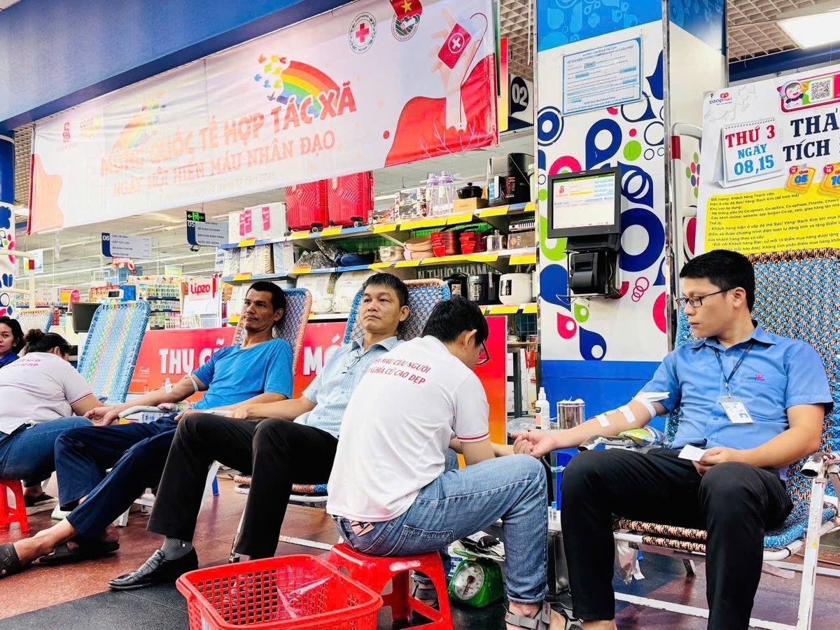Ông Nguyễn Danh Nhân, Giám đốc Siêu thị Co.opmart Quy Nhơn (nằm thứ 2 tính từ phải sang), tham gia hiến máu nhân đạo. Ảnh: Co.opmart Quy Nhơn. Ông Nguyễn Danh Nhân, Giám đốc Siêu thị Co.opmart Quy Nhơn (nằm thứ 2 tính từ phải sang), tham gia hiến máu nhân đạo. Ảnh: Co.opmart Quy Nhơn.
