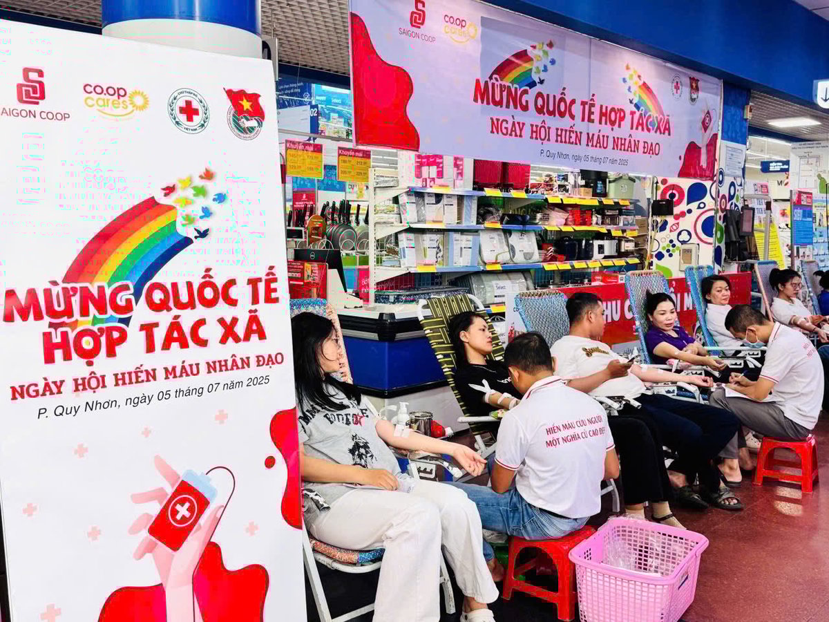 Khách hàng của Siêu thị Co.opmart Quy Nhơn tham gia hiến máu nhân đạo. Ảnh: Co.opmart Quy Nhơn. Khách hàng của Siêu thị Co.opmart Quy Nhơn tham gia hiến máu nhân đạo. Ảnh: Co.opmart Quy Nhơn.