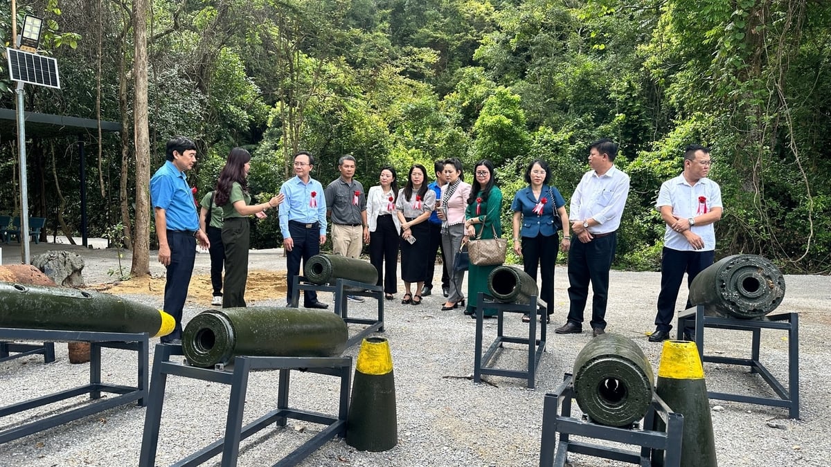 Các đại biểu tham quan khu vực trưng bày vỏ bom. Ảnh: T. Đức. Các đại biểu tham quan khu vực trưng bày vỏ bom. Ảnh: T. Đức.