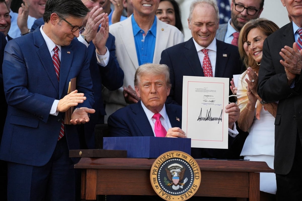 Tổng thống Donald Trump ký dự luật chi tiêu và thuế toàn diện, được gọi là 'Đạo luật To Đẹp', tại Nhà Trắng ở Washington, D.C., hôm 4/7. Ảnh: ABC. Tổng thống Donald Trump ký dự luật chi tiêu và thuế toàn diện, được gọi là 'Đạo luật To Đẹp', tại Nhà Trắng ở Washington, D.C., hôm 4/7. Ảnh: ABC.