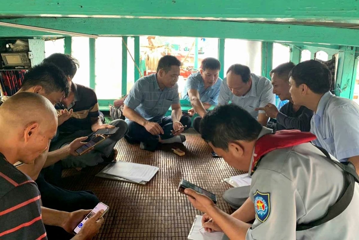 Cán bộ Chi cục hướng dẫn ngư dân tải và cài đặt phần mềm truy xuất nguồn gốc thủy sản điện tử (eCDT). Ảnh: Cường Vũ. Cán bộ Chi cục hướng dẫn ngư dân tải và cài đặt phần mềm truy xuất nguồn gốc thủy sản điện tử (eCDT). Ảnh: Cường Vũ.