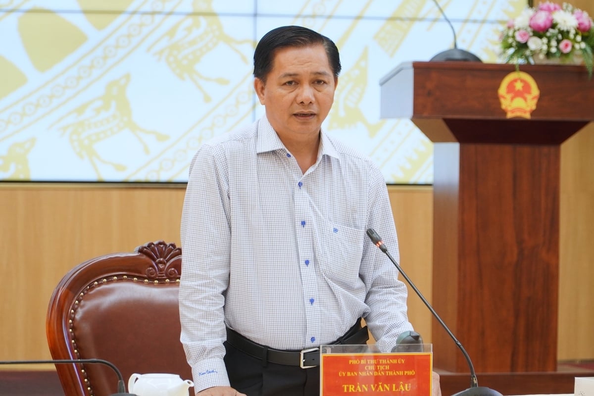 Chủ tịch UBND TP Cần Thơ Trần Văn Lâu chủ trì cuộc họp bàn giải pháp chống ngập cho nội ô thành phố. Ảnh: Kim Anh. Chủ tịch UBND TP Cần Thơ Trần Văn Lâu chủ trì cuộc họp bàn giải pháp chống ngập cho nội ô thành phố. Ảnh: Kim Anh.