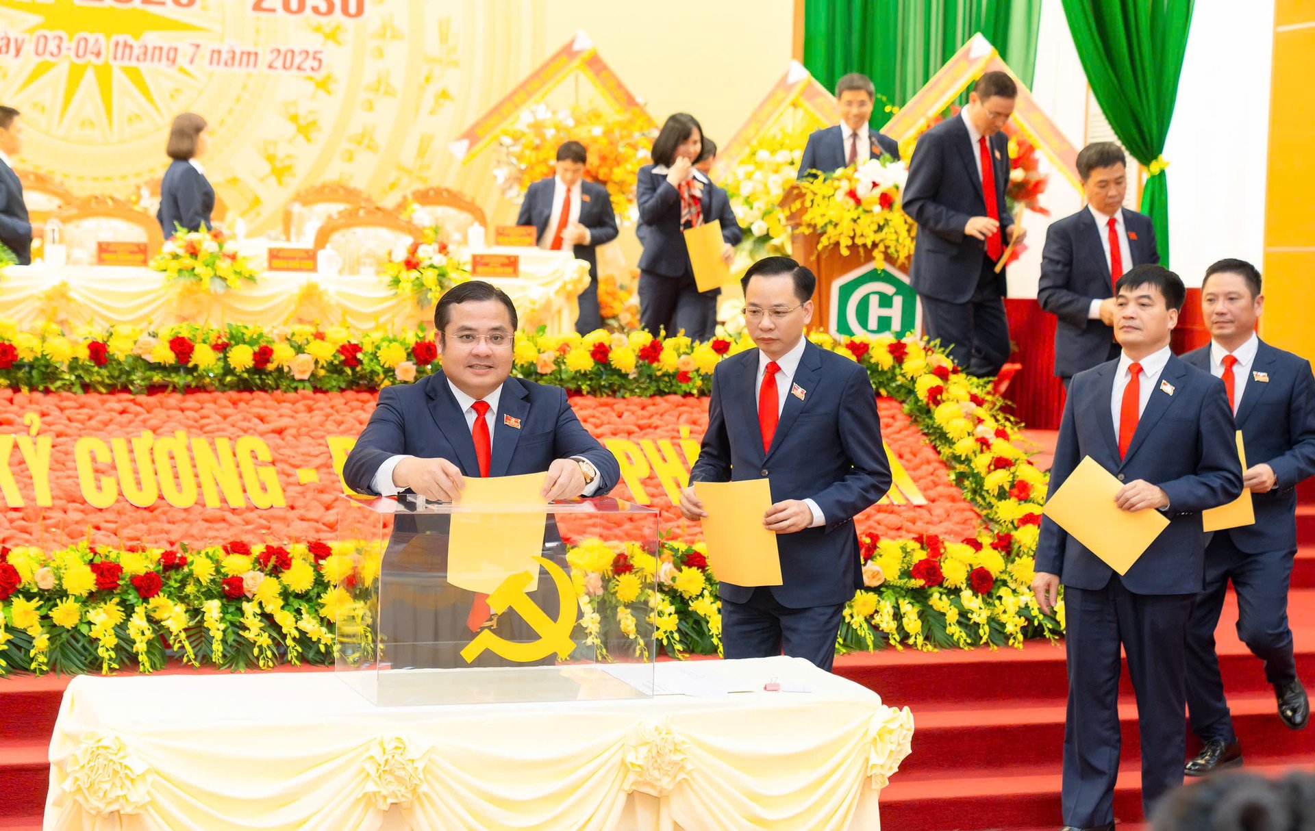 Các đại biểu đã nhất trí thông qua Nghị quyết Đại hội với tỷ lệ đồng thuận 100% bầu ra Ban Chấp hành Đảng bộ Tập đoàn Hóa chất Việt Nam khóa IV. Ảnh: Minh Hà. Các đại biểu đã nhất trí thông qua Nghị quyết Đại hội với tỷ lệ đồng thuận 100% bầu ra Ban Chấp hành Đảng bộ Tập đoàn Hóa chất Việt Nam khóa IV. Ảnh: Minh Hà.