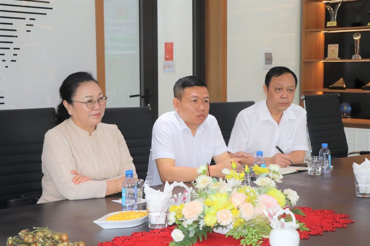 Đại sứ Khamphao Ernthavanh ngưỡng mộ mô mô hình phát triển của Công ty Tiến Nông. Ảnh: Huyền Linh. Đại sứ Khamphao Ernthavanh ngưỡng mộ mô mô hình phát triển của Công ty Tiến Nông. Ảnh: Huyền Linh.