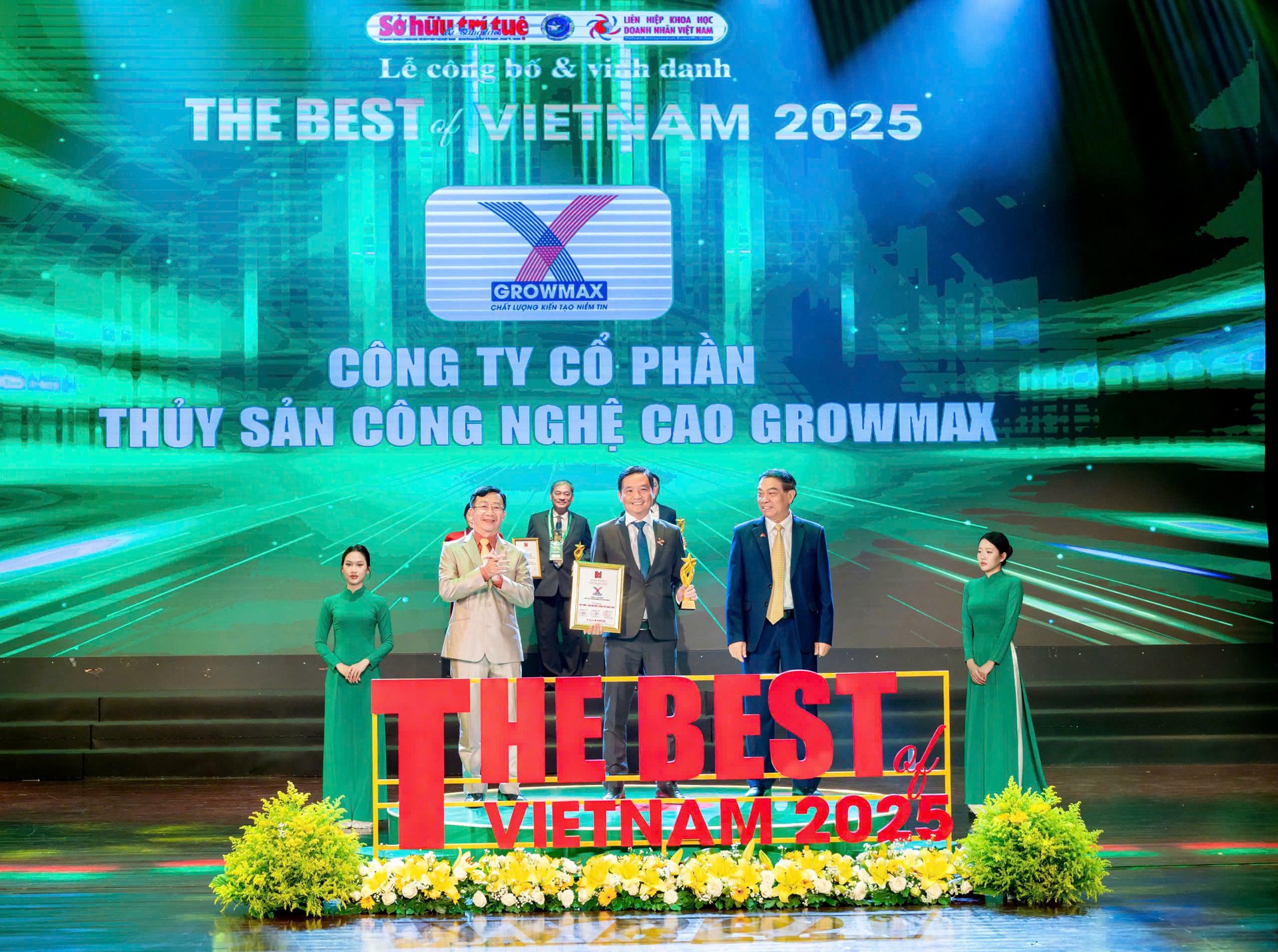 Ông Đinh Văn Quân, Phó Tổng Giám đốc Công ty Cổ phần Thủy sản Công nghệ cao GrowMax, đại diện doanh nghiệp nhận cúp và chứng nhận Danh hiệu 'Sản phẩm - Dịch vụ chất lượng tốt nhất Việt Nam 2025' tại Lễ vinh danh 'The Best of Vietnam 2025'. Ảnh: PN. Ông Đinh Văn Quân, Phó Tổng Giám đốc Công ty Cổ phần Thủy sản Công nghệ cao GrowMax, đại diện doanh nghiệp nhận cúp và chứng nhận Danh hiệu 'Sản phẩm - Dịch vụ chất lượng tốt nhất Việt Nam 2025' tại Lễ vinh danh 'The Best of Vietnam 2025'. Ảnh: PN.