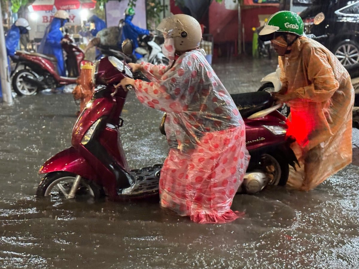 Trận mưa này xảy ra khi Đà Nẵng đang bước vào cao điểm mùa hè, vốn hiếm khi có lượng mưa lớn. Ảnh: Lan Anh. Trận mưa này xảy ra khi Đà Nẵng đang bước vào cao điểm mùa hè, vốn hiếm khi có lượng mưa lớn. Ảnh: Lan Anh.