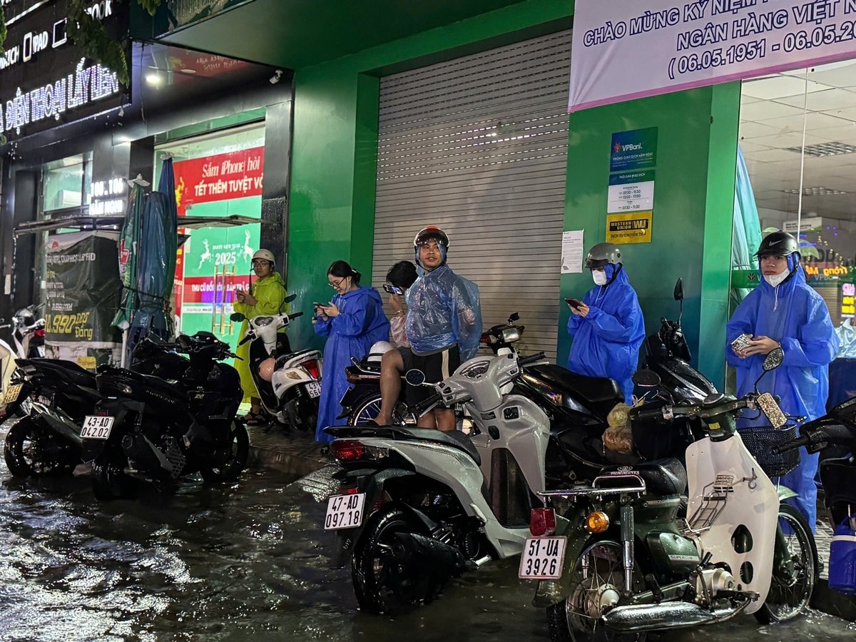 Nhiều phương tiện lên lề tránh ngập. Ảnh: Lan Anh. Nhiều phương tiện lên lề tránh ngập. Ảnh: Lan Anh.