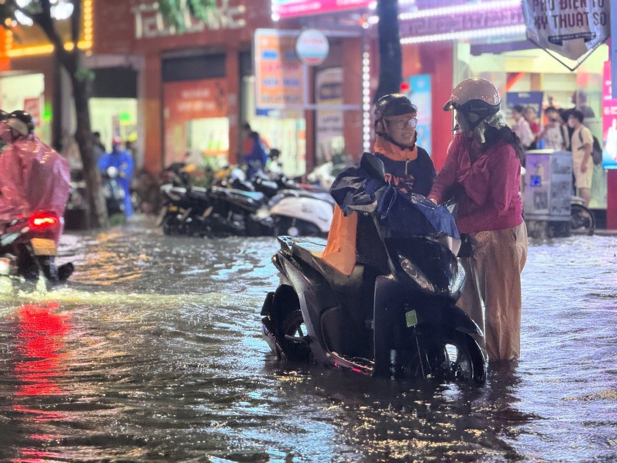 Nhiều người cố băng qua nước ngập dẫn đến xe chết máy. Ảnh: Lan Anh. Nhiều người cố băng qua nước ngập dẫn đến xe chết máy. Ảnh: Lan Anh.