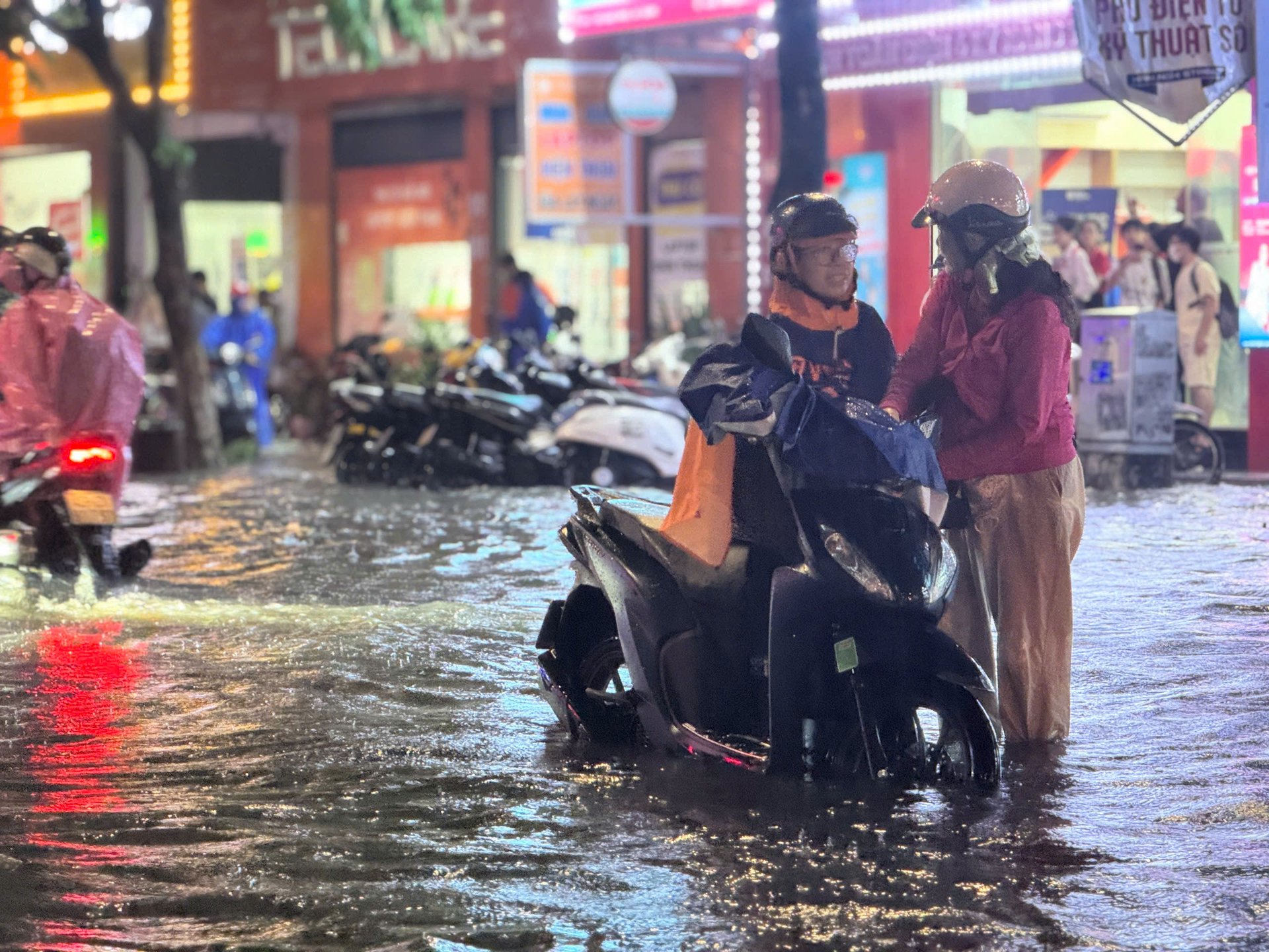 Đây là trận mưa thứ 2 trong mùa hè gây ngập đường phố Đà Nẵng. Ảnh: Lan Anh. Đây là trận mưa thứ 2 trong mùa hè gây ngập đường phố Đà Nẵng. Ảnh: Lan Anh.